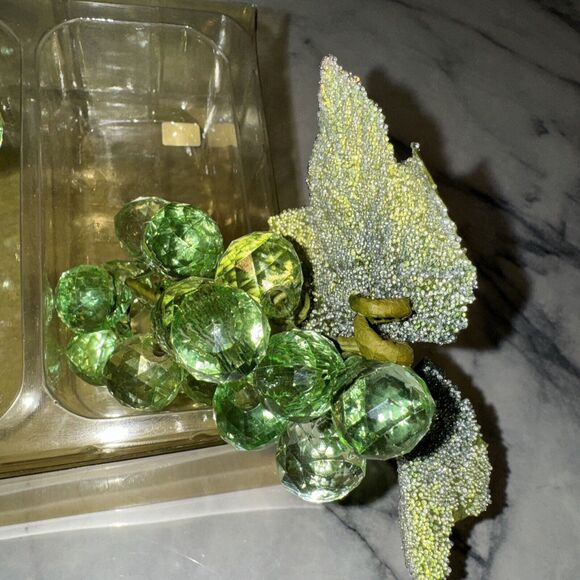 4 NEW Vintage Acrylic Faceted Green Ombré Grapes Cluster Decor Sugared Leaves - Picture 8 of 13
